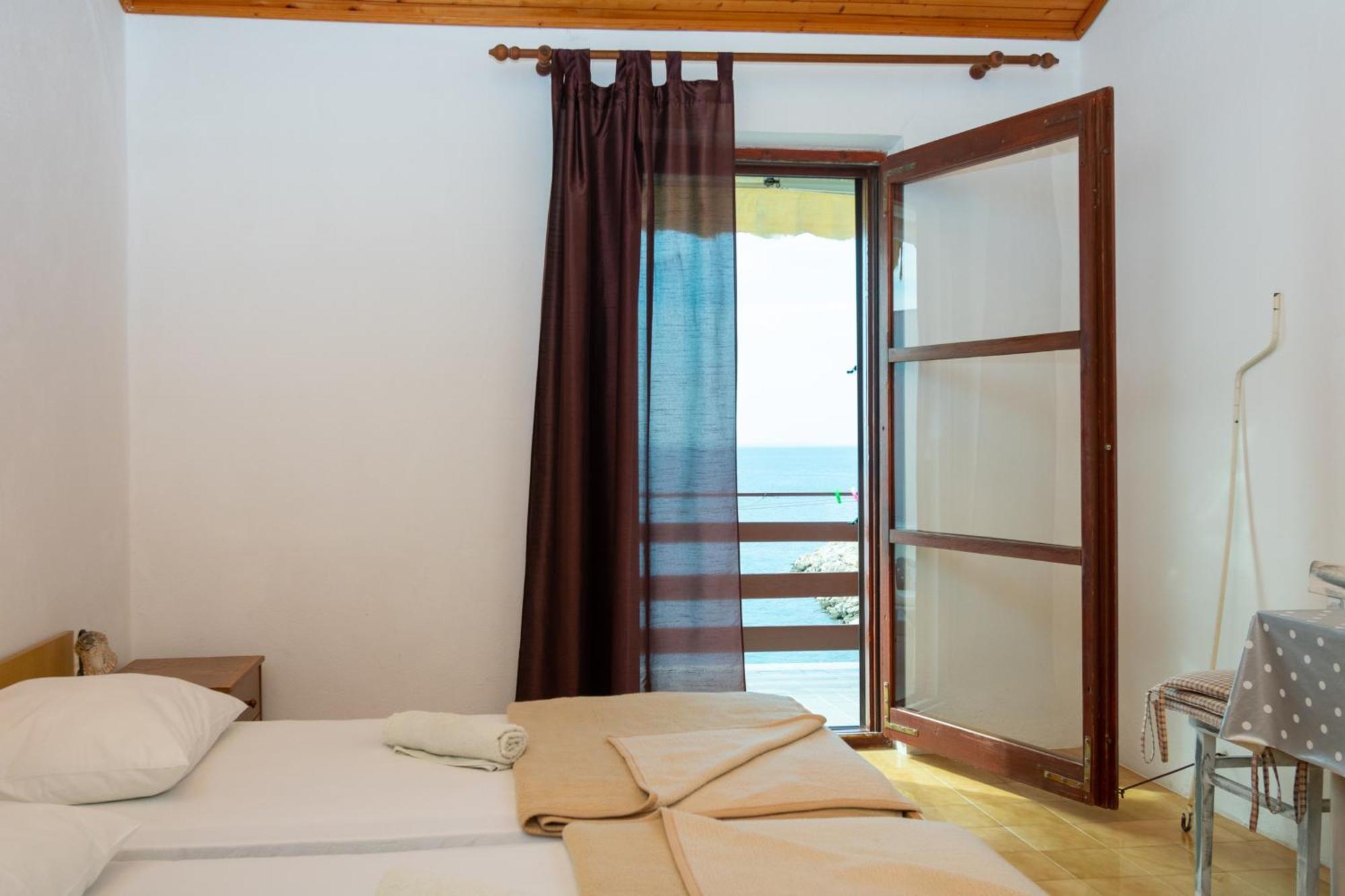 Apartments By The Sea Mandre, Pag - 4101 Колан Номер фото
